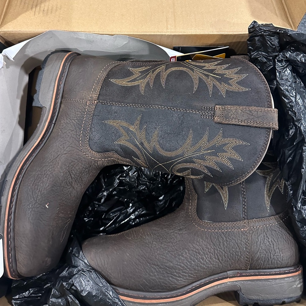 New never worn men’s 12 Ariat workhog comp toe boots